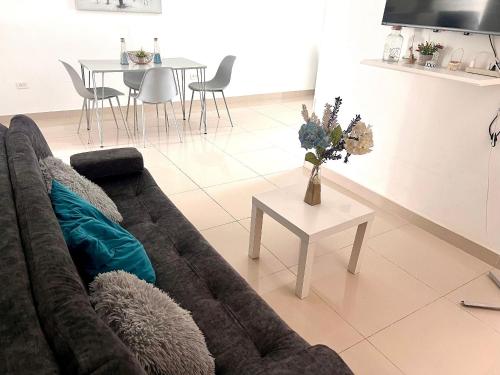 a living room with a couch and a table at Apartamento moderno en Callejas – cómodo y bien ubicado in Valledupar
