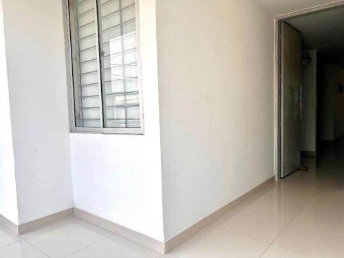 a white wall with a window in a hallway at Apartamento moderno en Callejas – cómodo y bien ubicado in Valledupar