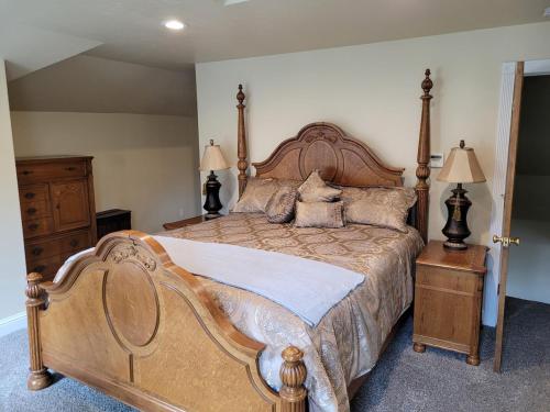 a bedroom with a large wooden bed with two lamps at Newly remodeled mountain home! in Floriston