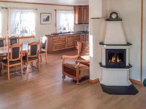 Χώρος καθιστικού στο 4 person holiday home in lyngdal