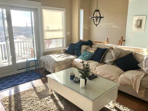 Χώρος καθιστικού στο Single Family, Ocean Block, Wifi, Beach Badges, Washer And Dryer, Private Yard,spray Beach Ocean Block Contemporary 2Nd Off The Beach Close To,