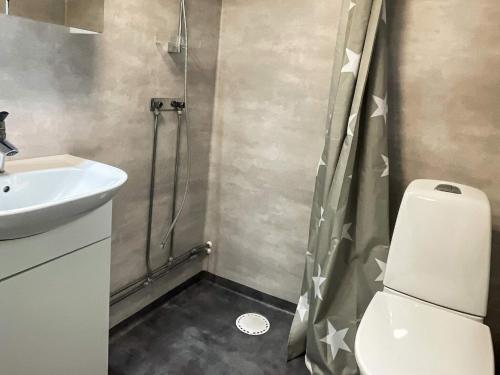 Ένα μπάνιο στο 4 star holiday home in FÄRJESTADEN