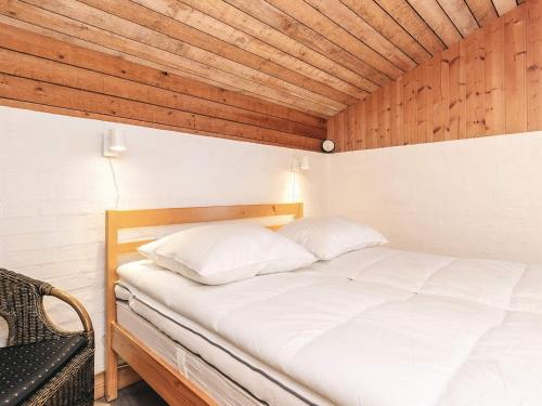 Postel nebo postele na pokoji v ubytování 4 star holiday home in Hals