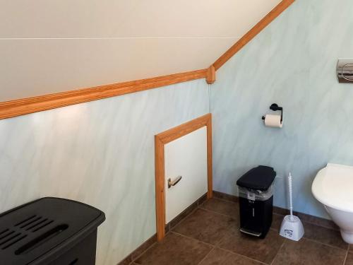 Ένα μπάνιο στο 3 person holiday home in lyngdal