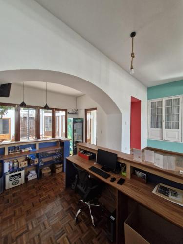 a room with a desk with a computer on it at Holis in Sucre