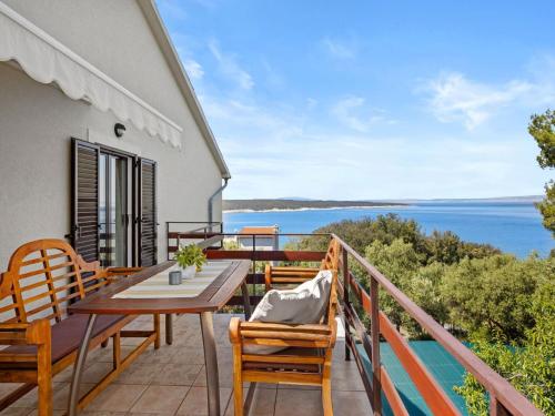 Apartment in Supetarska Draga near Sandy Beach