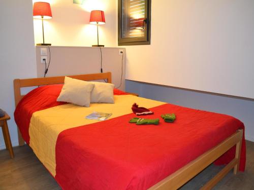 - une chambre avec un lit avec deux chaussures et un oiseau dans l'établissement Gîte in Saint-Julien near Scenic Auvergne, à Saint-Julien-Chapteuil