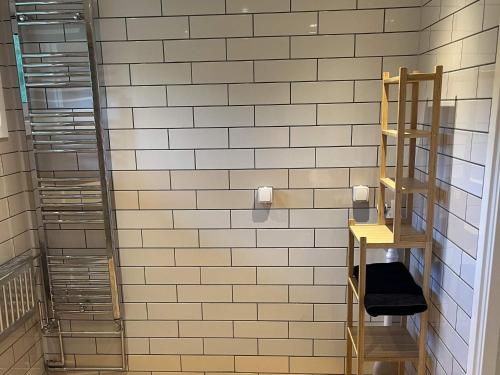 bagno con pareti bianche piastrellate e specchio di 4 star holiday home in Molkom a Ransäter