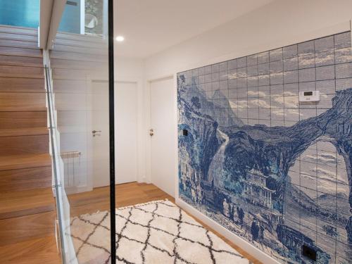 ein Badezimmer mit einer großen Mosaikfliesenwand in der Unterkunft Villa in Sanxenxo with Pool & Sea Views in Pontevedra