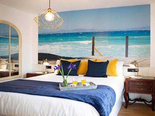 ein Schlafzimmer mit einem Bett mit Blick auf das Meer in der Unterkunft Villa in Sanxenxo with Pool & Sea Views in Pontevedra