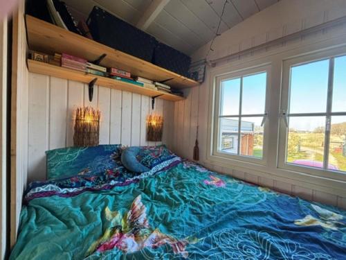 Postel nebo postele na pokoji v ubytování Tiny House in 't Zand near Beach and Forest