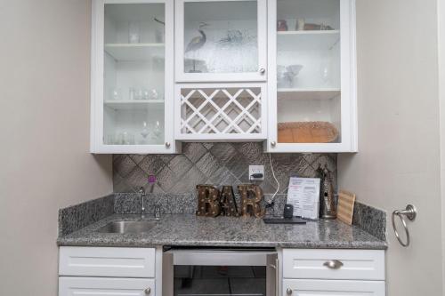 Una cocina o zona de cocina en Apache Fyre, Canal Front Dock, Moovlaya Keys