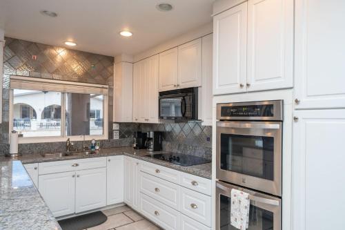 Una cocina o zona de cocina en Apache Fyre, Canal Front Dock, Moovlaya Keys