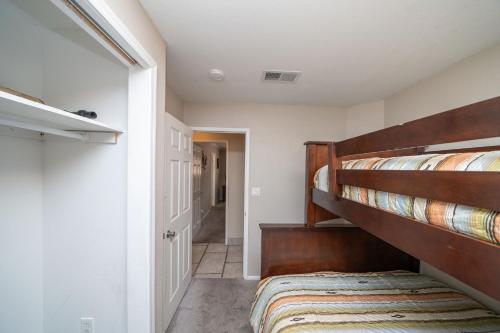Cama o camas de una habitación en Apache Fyre, Canal Front Dock, Moovlaya Keys