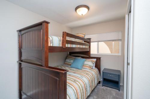 1 dormitorio con litera y almohada azul en Apache Fyre, Canal Front Dock, Moovlaya Keys, en Parker