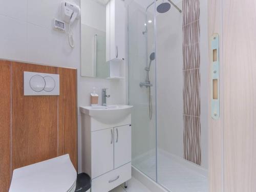 Bilik mandi di Villa in Skitaca with Pool and Sea Views