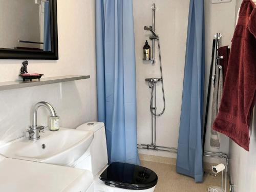 Ένα μπάνιο στο 4 star holiday home in Runmarö