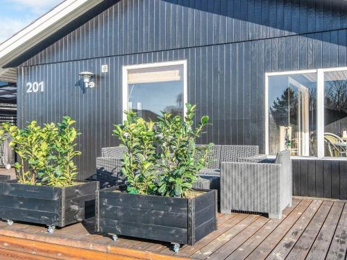 Un jardín fuera de 6 person holiday home in Juelsminde