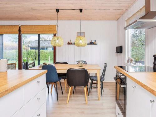 Una cocina o cocineta en 6 person holiday home in Juelsminde