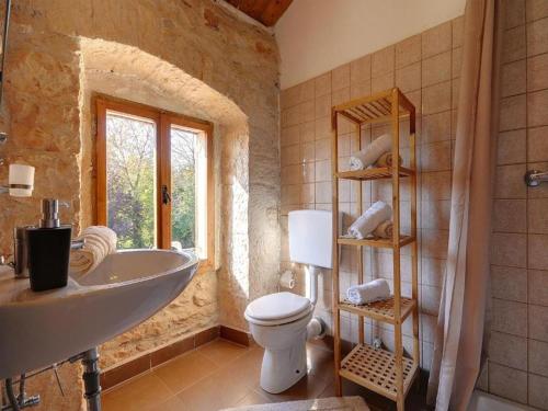un baño con lavabo e inodoro en Villa in minj with Private Pool and Nature, en Žminj