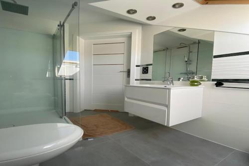 Koupelna v ubytování Apartment in Mi dzywodzie near Baltic Beaches