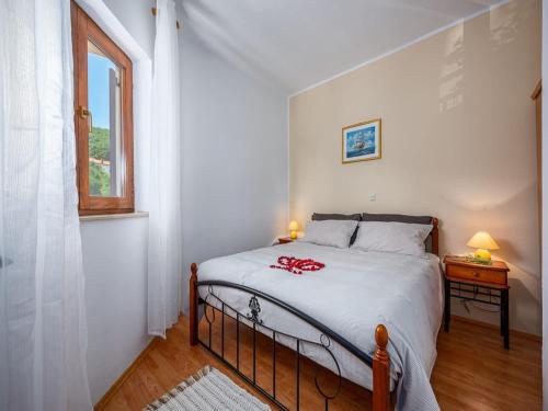 Ένα ή περισσότερα κρεβάτια σε δωμάτιο στο Apartment in Drenje near Jadrena Beach
