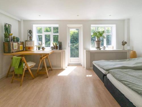 Dybvadにある4 star holiday home in Dybvadのベッドと机と窓のある寝室
