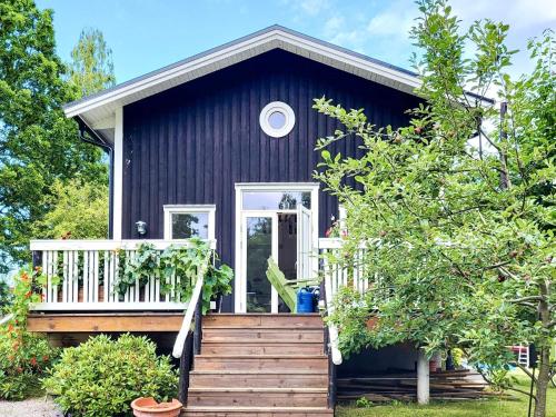 Gallery image of Seaside Cottage with Patio and Grill in Frändefors