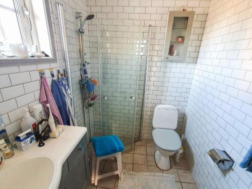 Un baño con ducha, inodoro y lavabo. en 4 star holiday home in VISBY, en Visby