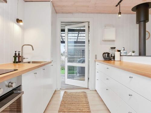 Una cocina o cocineta en 6 person holiday home in Juelsminde