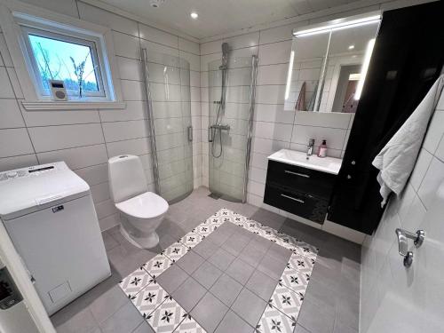 un bagno bianco con un water e un lavandino di 6 person holiday home in KLOKKARVIK a Klokkarvik