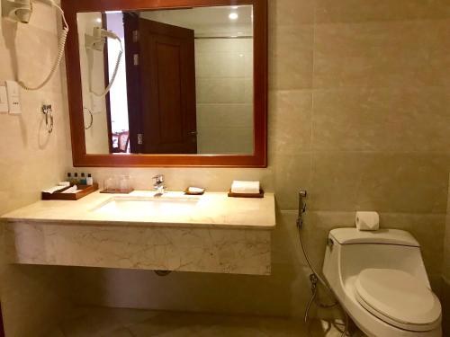 Bilik mandi di Nha Trang Palace Hotel