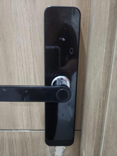 a black doorhandle with a cell phone in it at Con jacuzzi privado, laguna y Paddle board in Cartagena de Indias
