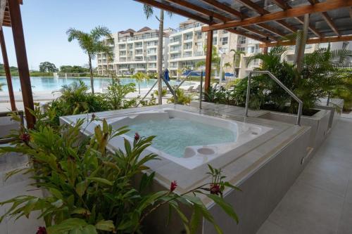 a jacuzzi tub with a view of a resort at Con jacuzzi privado, laguna y Paddle board in Cartagena de Indias
