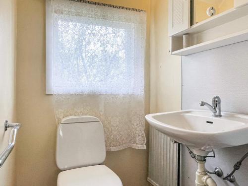 Koupelna v ubytování 8 person holiday home in KÖPINGSVIK