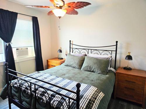 科纳Comfort Location Reasonable Price 2 blocks 2 the beach的带床和吊扇的卧室