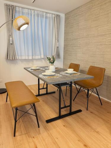 a dining room with a table and chairs at 桜の川65 池袋駅C6口 8分 2-10人丨Ikebukuro JR Line C6 Exit 8 minutes 2-10 people in Tokyo