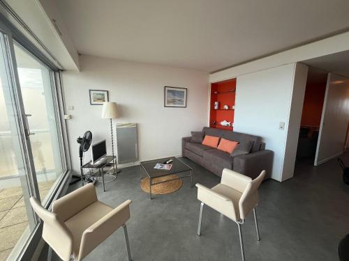 un salon avec un canapé et des chaises dans l'établissement Appartement T2 au centre d'Arcachon avec balcon vue bassin et parking - FR-1-374-51, à Arcachon