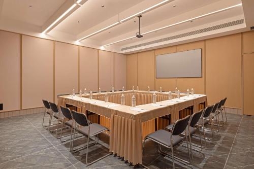 a large conference room with a long table and chairs at Hilton Garden Inn Harbin Haxi in Harbin