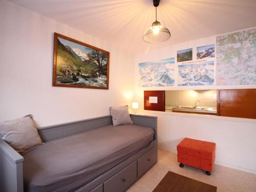 - un salon avec un canapé dans l'établissement Appartement F2 au pied des pistes avec balcon, parking et local à skis - FR-1-415-62, à Le Mont-Dore