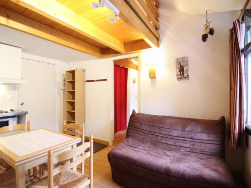 un salon avec un canapé et une table dans l'établissement Appartement au pied des pistes avec 2 chambres et local à skis - FR-1-415-113, à Le Mont-Dore