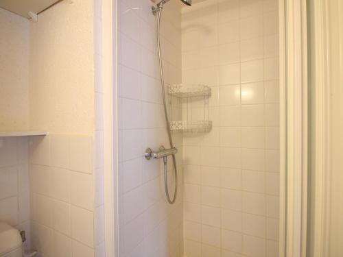 une salle de bain avec une douche avec une porte vitrée dans l'établissement Appartement au pied des pistes avec 2 chambres et local à skis - FR-1-415-113, à Le Mont-Dore
