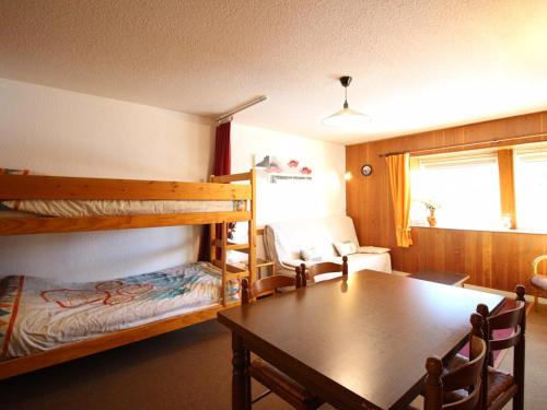 - une salle à manger avec une table et des lits superposés dans l'établissement Appartement F2 de 38m² au pied des pistes du Mont-Dore, 6 couchages, local à skis - FR-1-415-115, à Le Mont-Dore