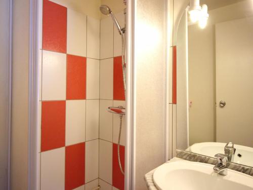 une salle de bain avec un lavabo et une douche dans l'établissement Appartement F2 de 38m² au pied des pistes du Mont-Dore, 6 couchages, local à skis - FR-1-415-115, à Le Mont-Dore