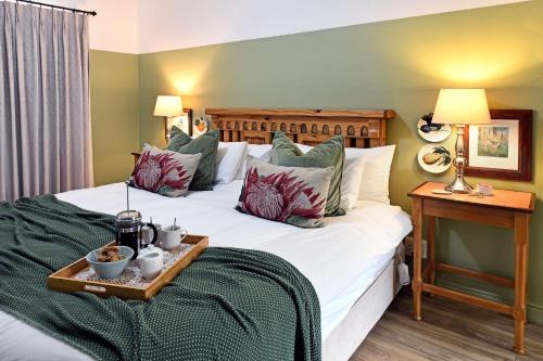 Una habitación de hotel con dos camas y una bandeja de comida. en The Protea Apartment no01, en Franschhoek