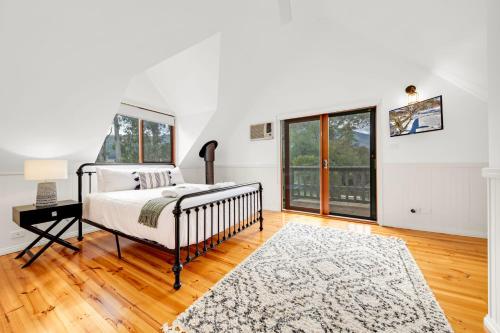 ein Schlafzimmer mit einem Bett und einem großen Fenster in der Unterkunft The Gap in Bright