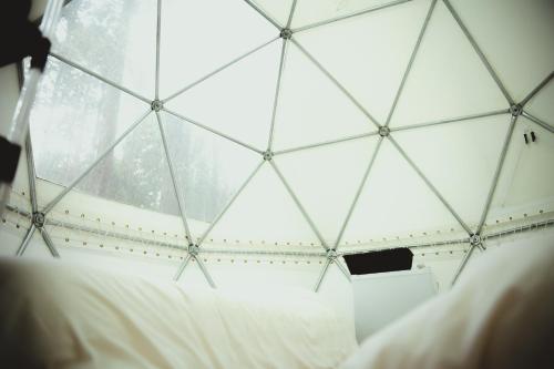Ein Bett oder Betten in einem Zimmer der Unterkunft エメラルドの森
