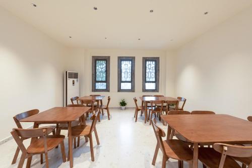 a room filled with wooden tables and chairs at Yangshuo Hidden Dragon Villa in Yangshuo