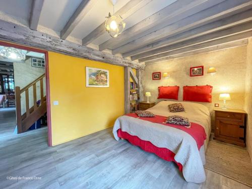 Galeriebild der Unterkunft Maison de charme 18ème, jardin luxuriant, WIFI inclus - FR-1-497-220 in Sainte-Opportune