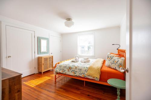 un dormitorio con una cama y una mesa en Modern Mill House Walk To Downtown Durham, en Durham